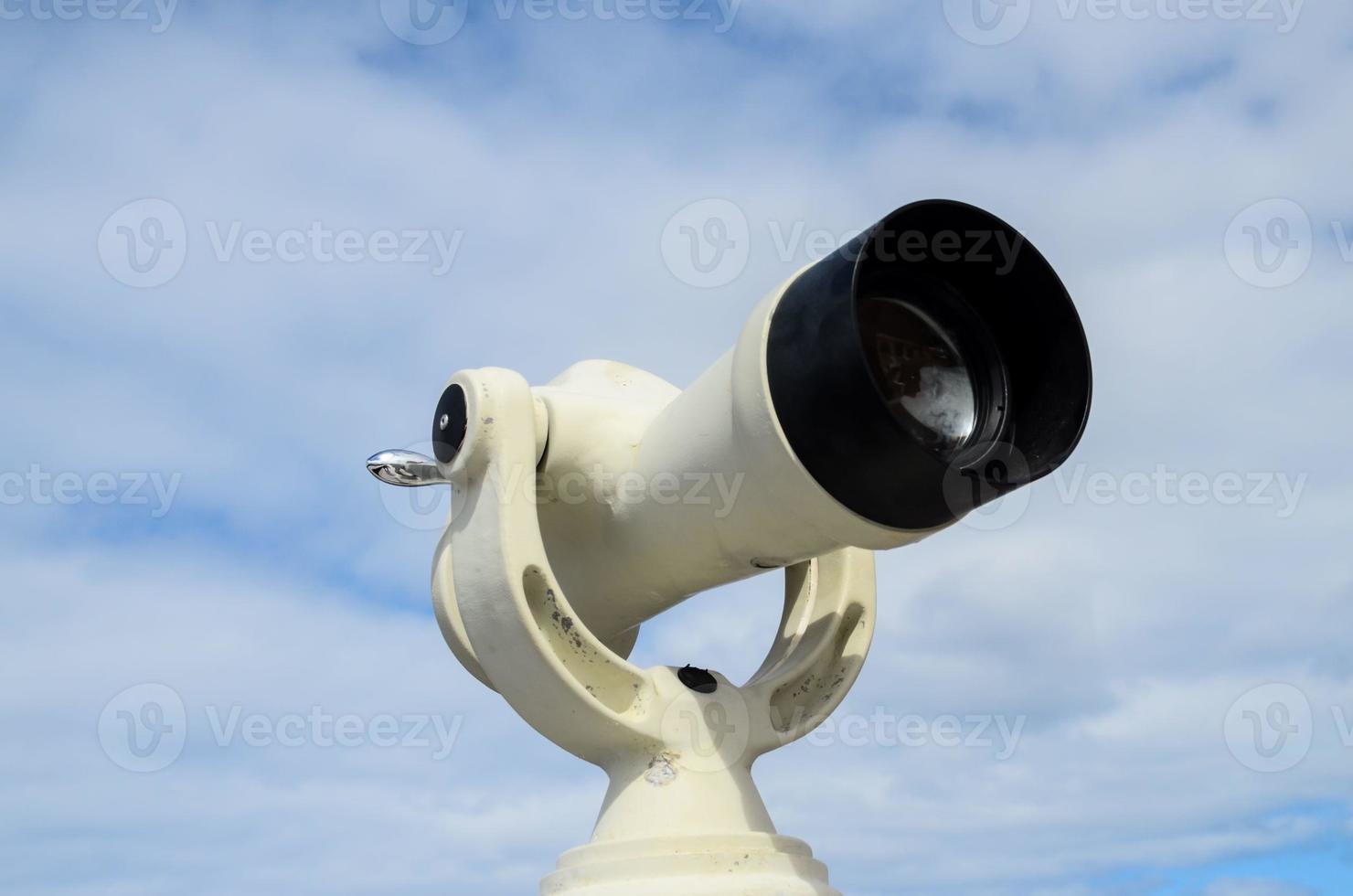 telescópio de moedas e céu foto