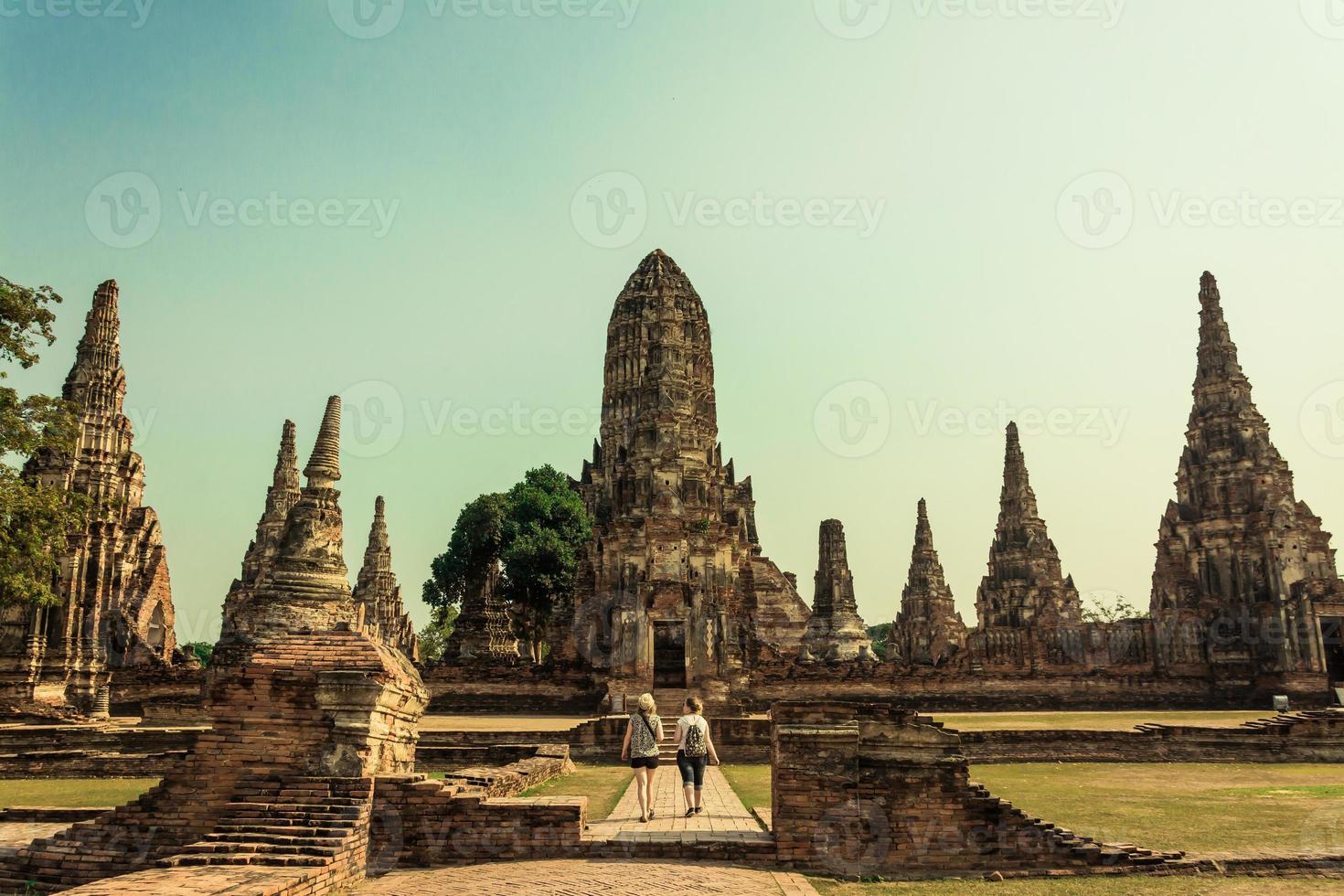 Tailândia ruínas e antiguidades no parque histórico de ayutthaya turistas de todo o mundo decadência de buda foto