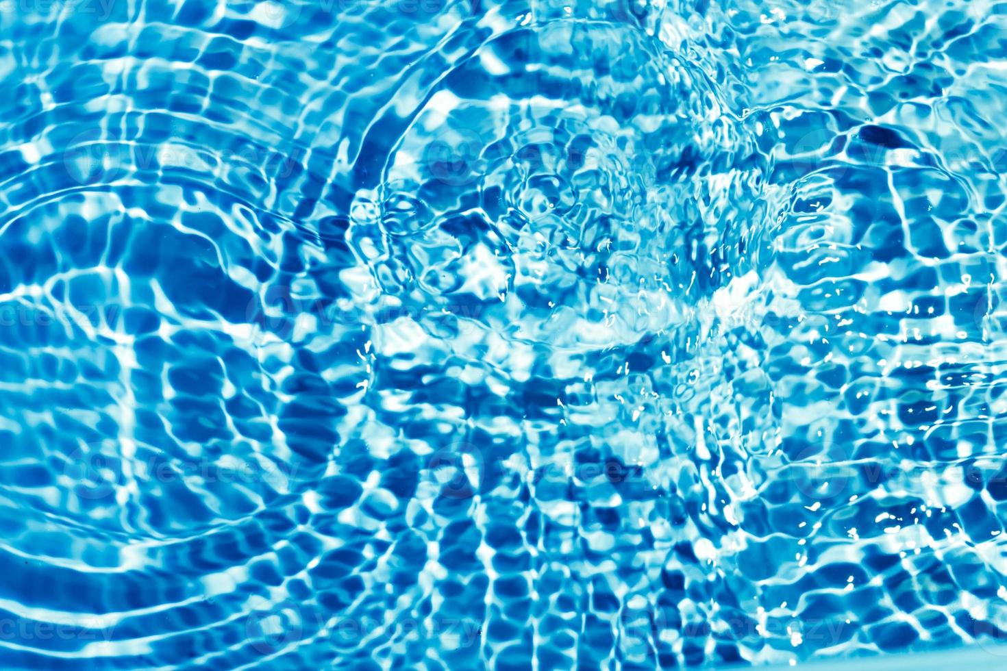 fundo abstrato de água azul com círculos. ondulações na superfície da água. foto