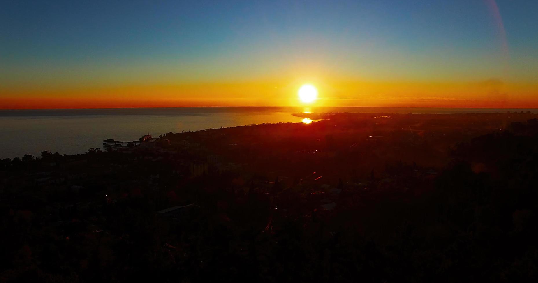 vista aérea do pôr do sol sobre a cidade de sukhum, abkhazia foto