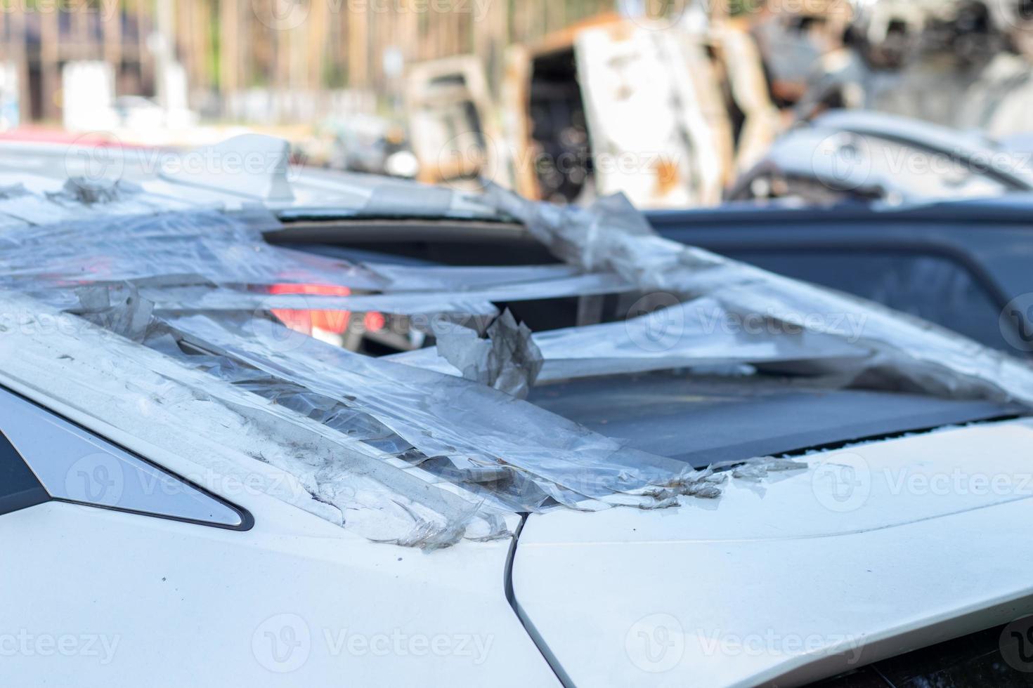 um carro após um acidente com uma janela traseira quebrada. janela quebrada em um veículo. os destroços do interior de um carro moderno após um acidente, uma visão detalhada do carro danificado. foto