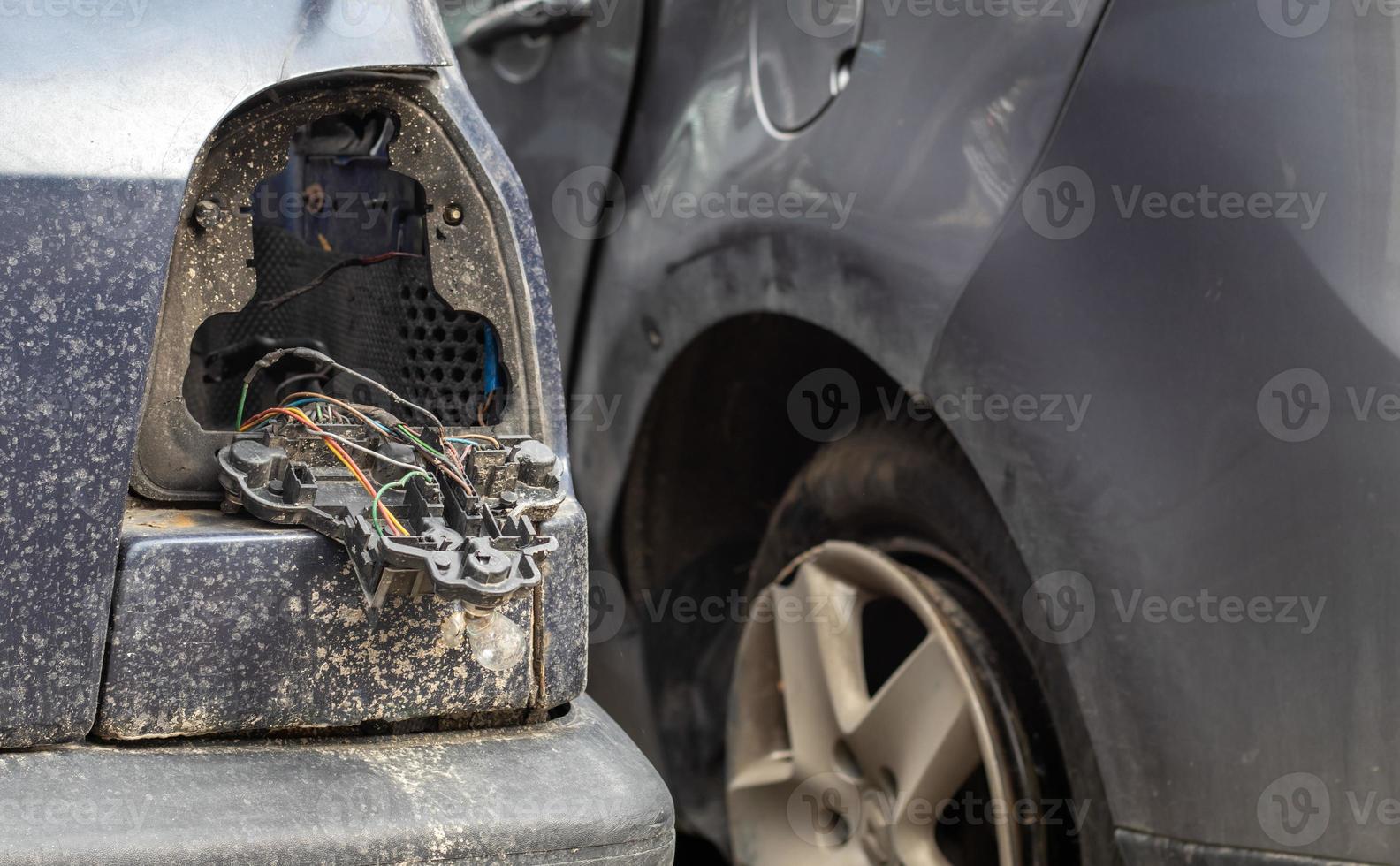 um carro quebrado após um acidente sem um farol traseiro direito. conceito de acidente de carro. sem luz traseira com luz de freio após uma pequena colisão devido a condução perigosa e não mantendo distância. foto