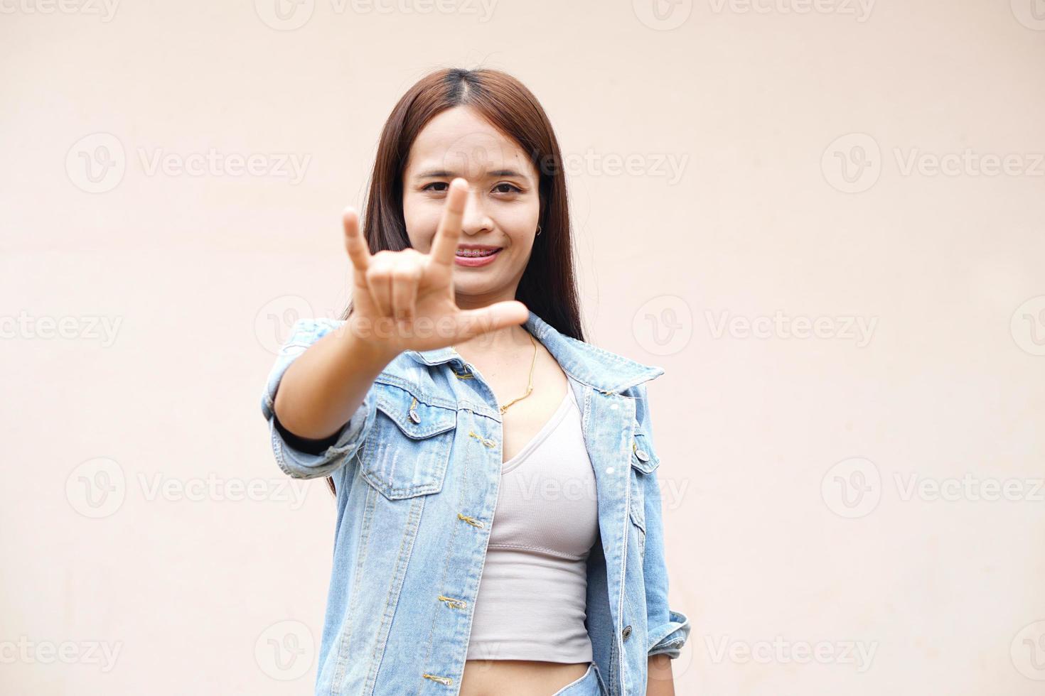 mulheres asiáticas fazem símbolos de amor com as mãos. foto