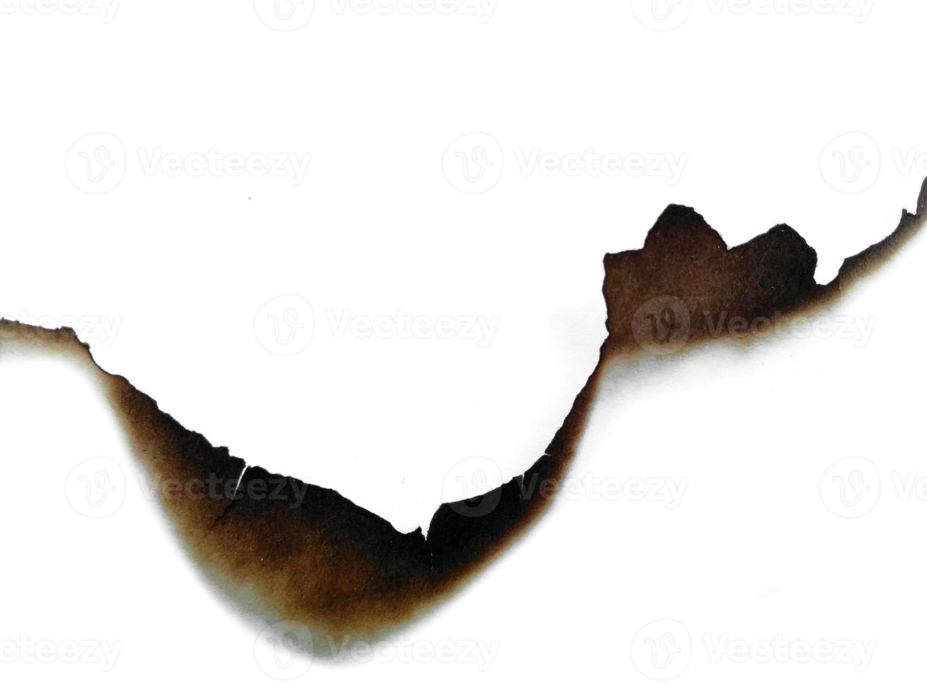 buracos queimados em um pedaço de papel isolado no fundo branco foto