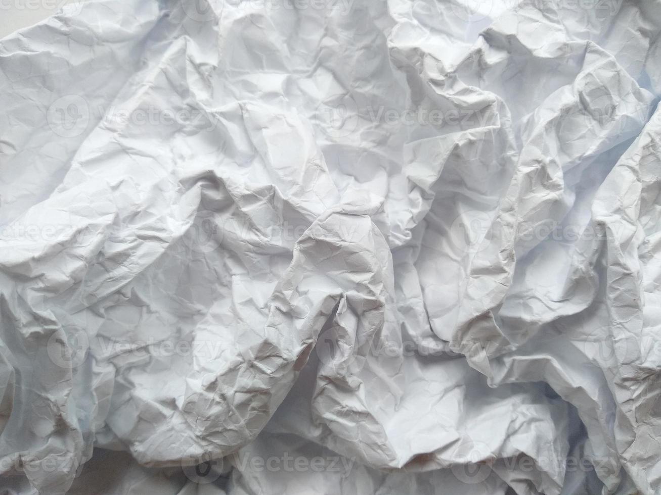 textura de papel amassado isolada no fundo branco foto