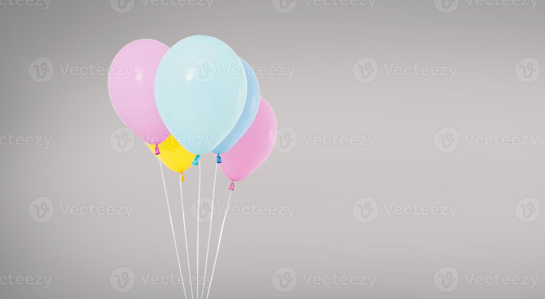 balões de hélio de férias isolados em fundo cinza, conceito de aniversário, copie o espaço foto