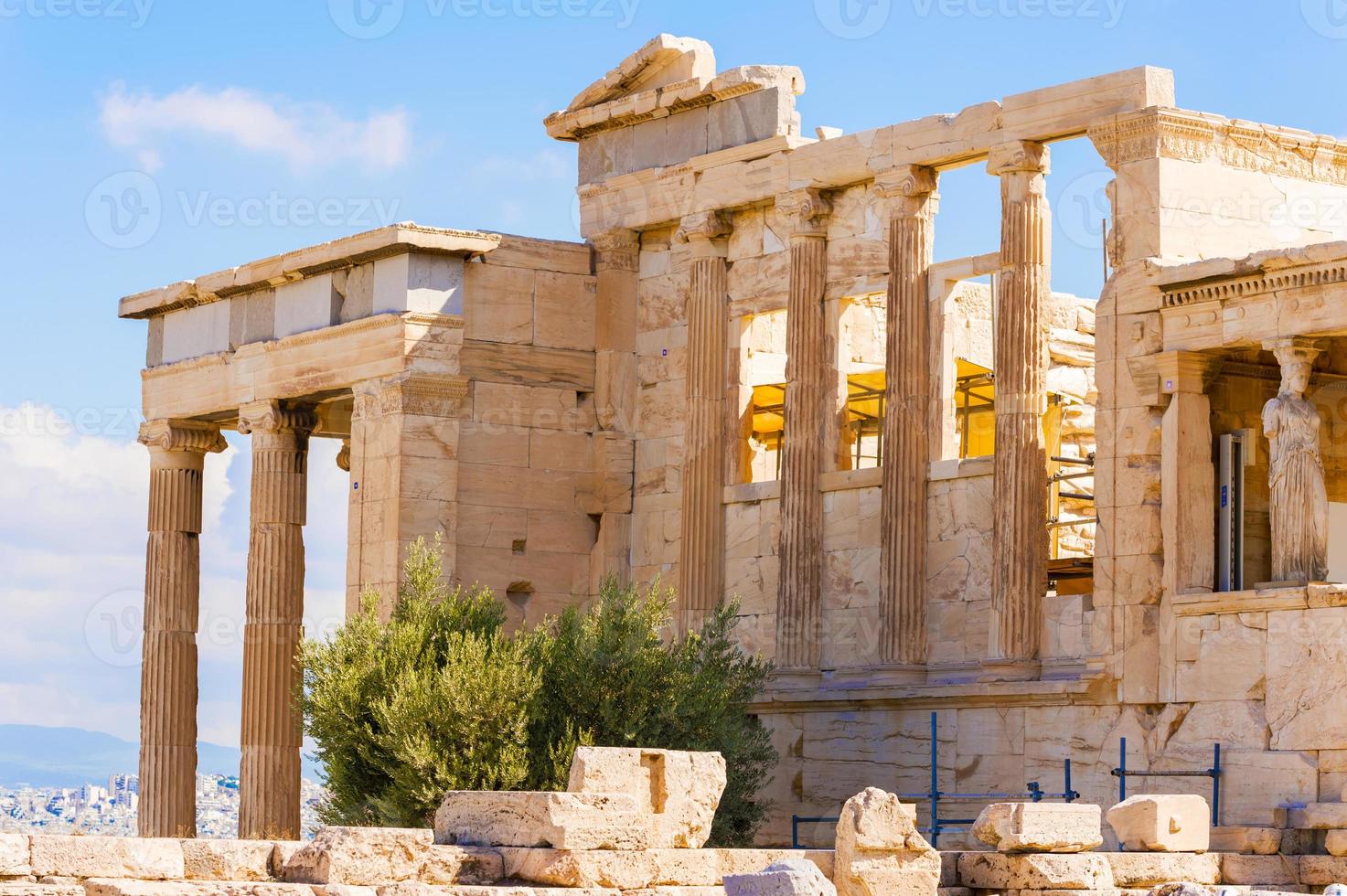 templo erechtheion na colina da acrópole, atenas, grécia. foto