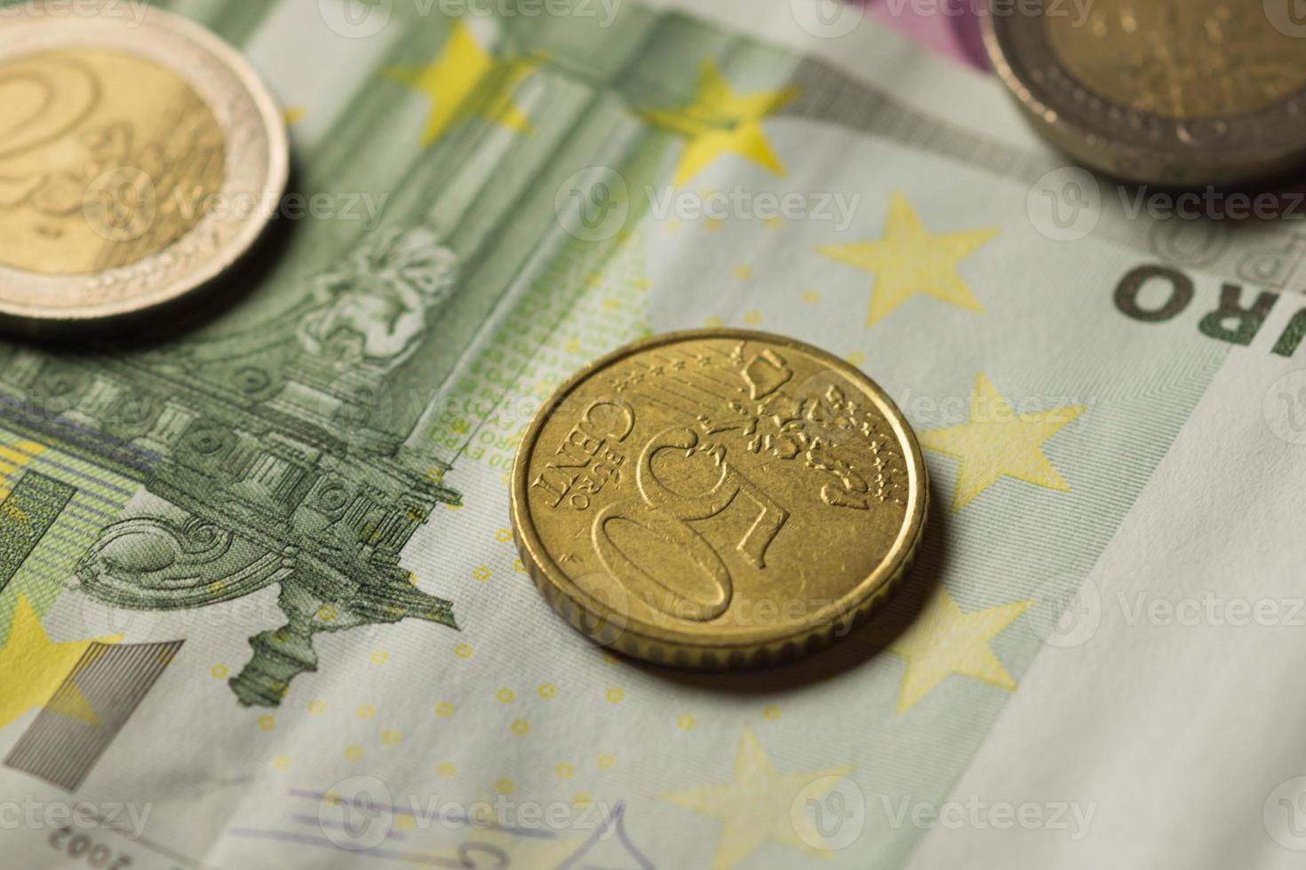 dinheiro de moedas e notas de euro. foto