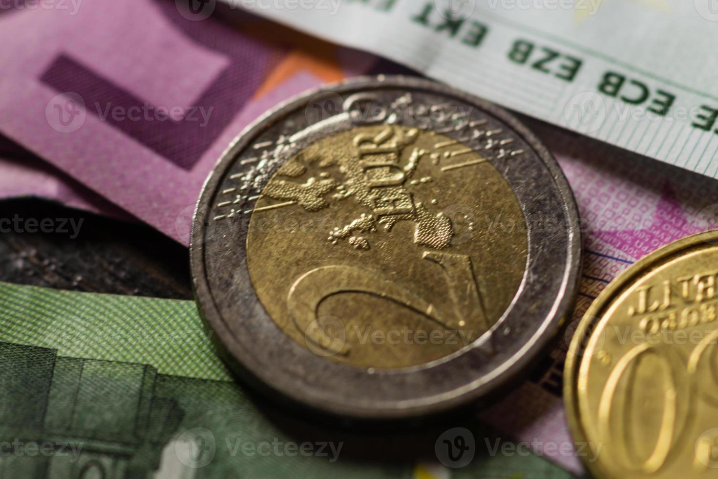 dinheiro de moedas e notas de euro. foto