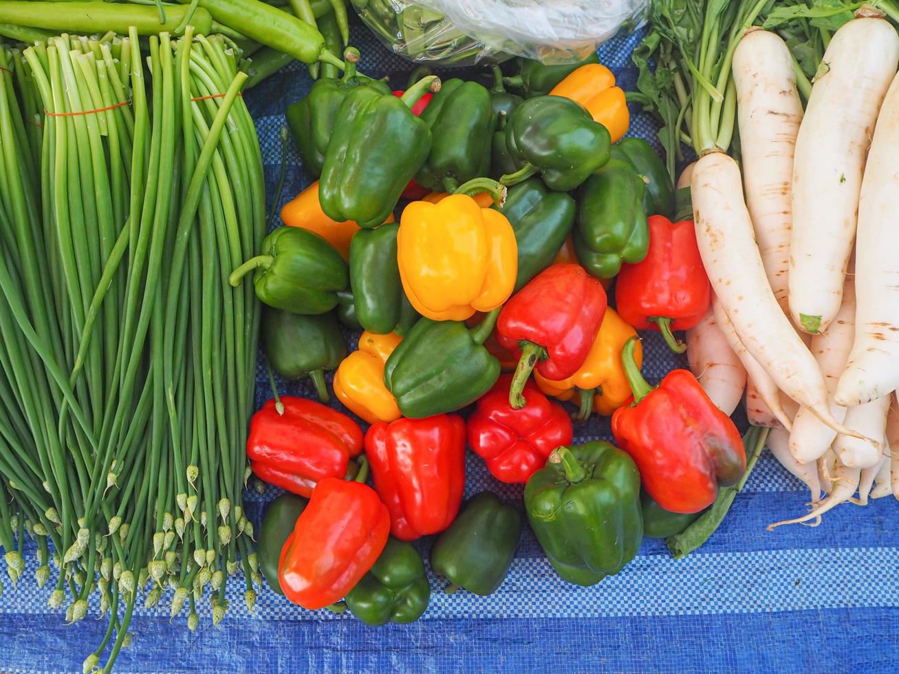 vista superior de legumes frescos para venda no mercado fresco foto