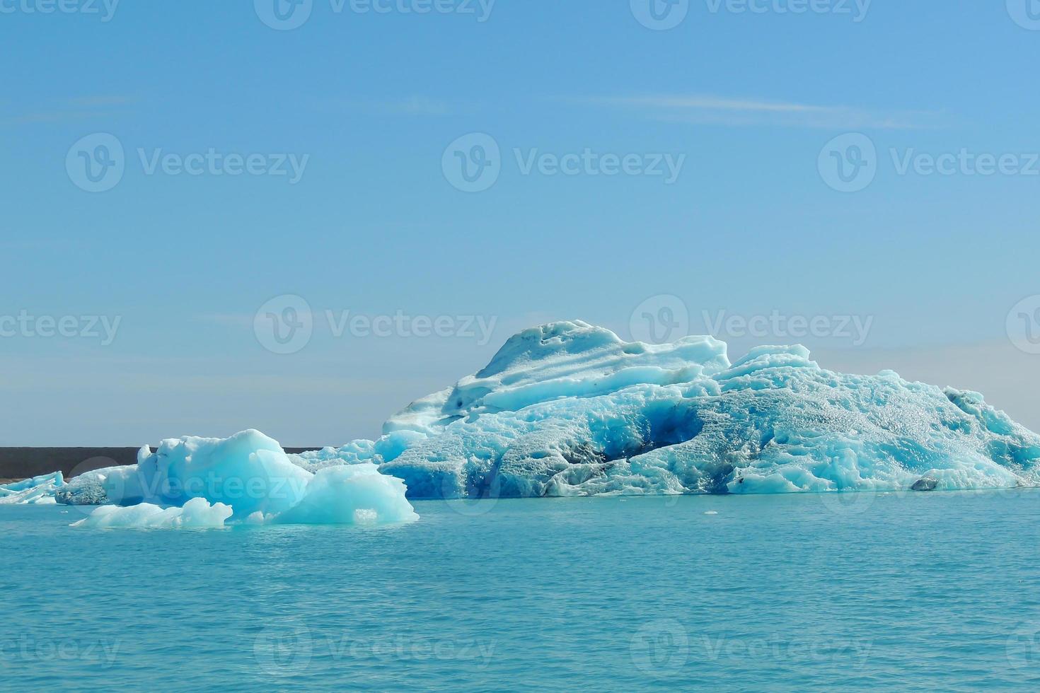 iceberg azul claro brilhante flutuando no lago jokulsarlon água fria azul na islândia 42 foto