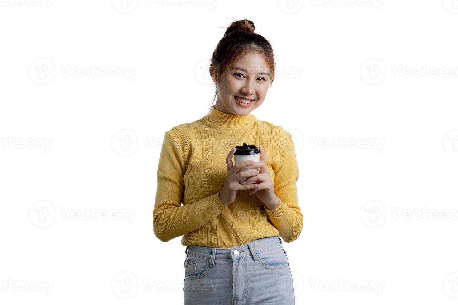 retrato de uma linda mulher asiática gesticulando em fundo isolado, conceito de retrato usado para propaganda e sinalização, isolado sobre fundo branco, copie o espaço. foto