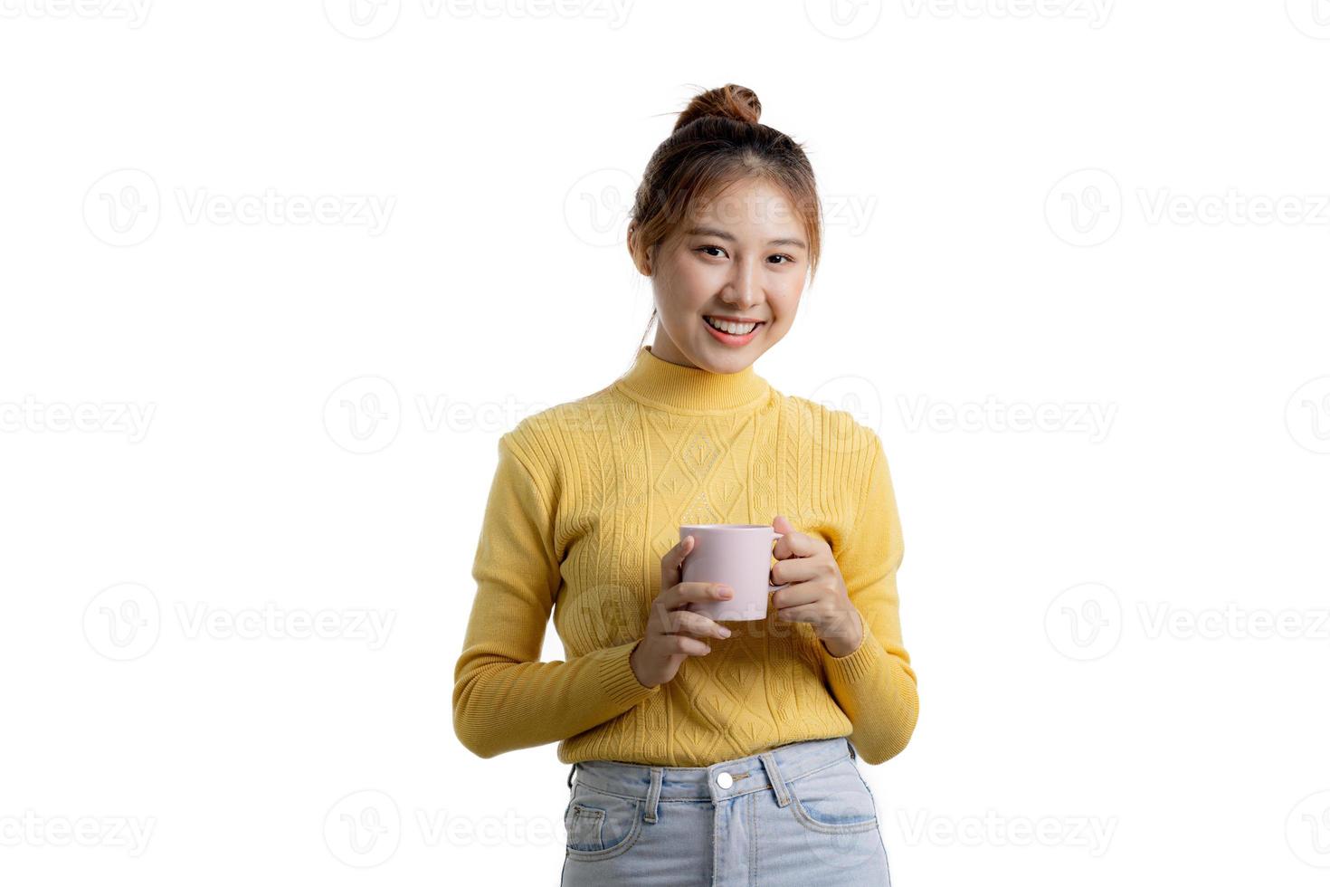 retrato de uma linda mulher asiática gesticulando em fundo isolado, conceito de retrato usado para propaganda e sinalização, isolado sobre fundo branco, copie o espaço. foto