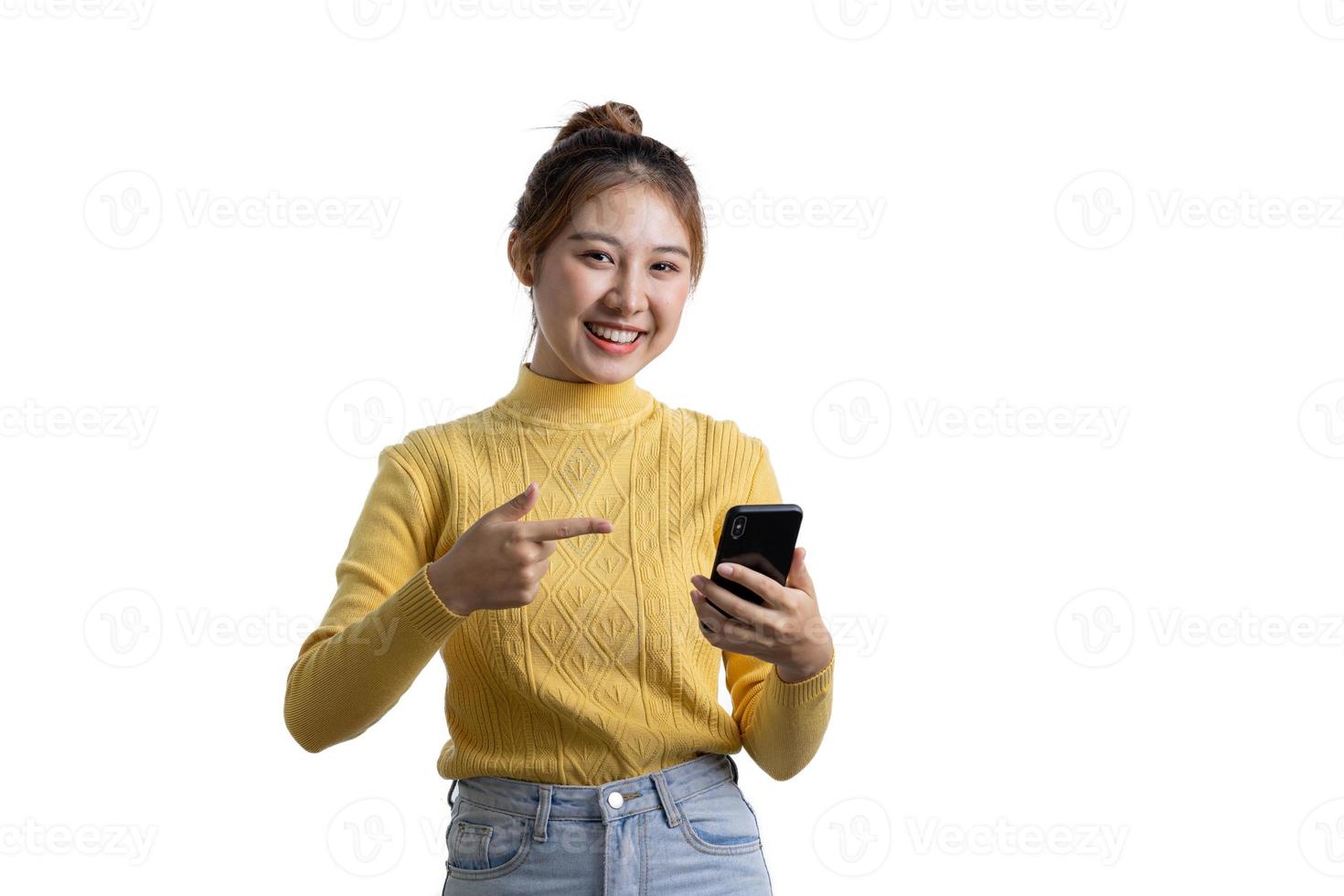 retrato de uma linda mulher asiática gesticulando em fundo isolado, conceito de retrato usado para propaganda e sinalização, isolado sobre fundo branco, copie o espaço. foto