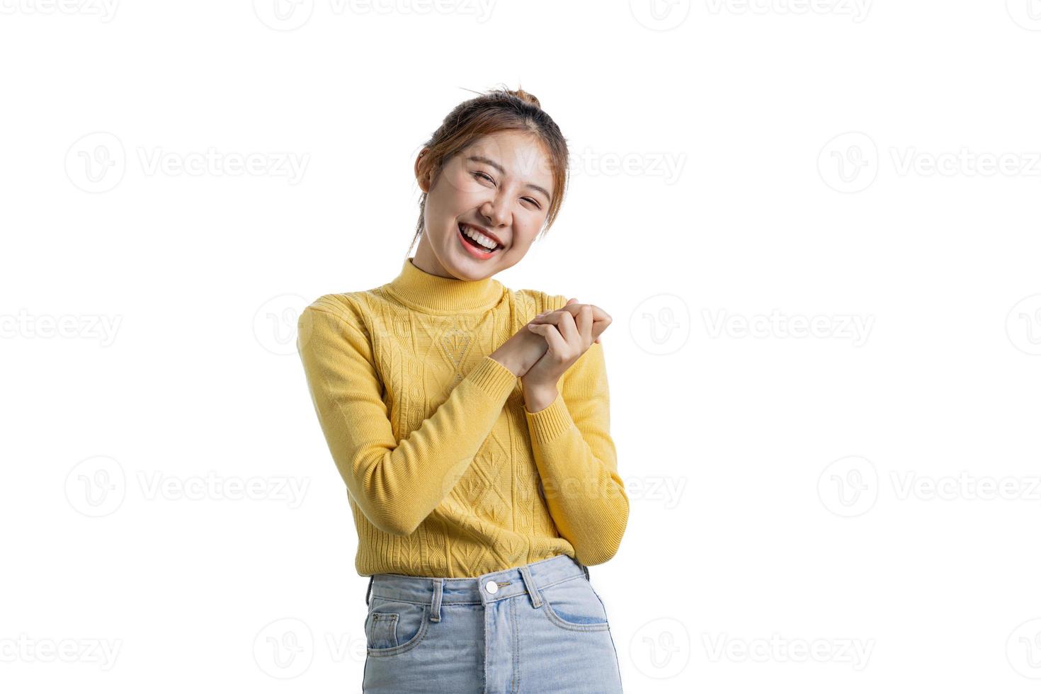 retrato de uma linda mulher asiática gesticulando em fundo isolado, conceito de retrato usado para propaganda e sinalização, isolado sobre fundo branco, copie o espaço. foto