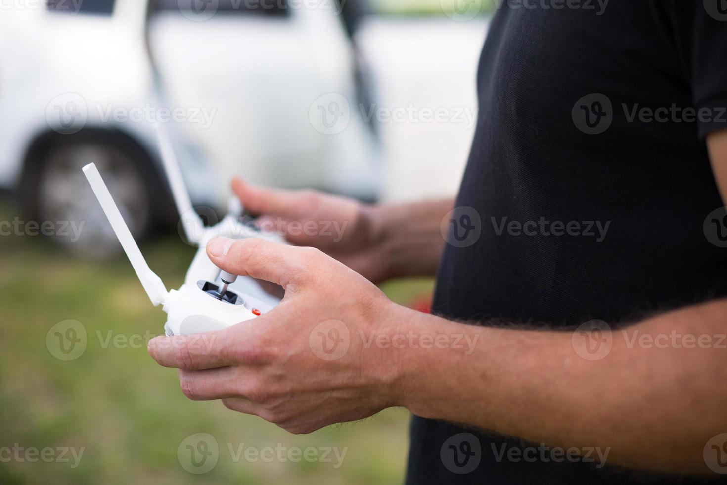 controle quadrocopter de um joystick com antenas externas. gravando vídeo de cima em voo de um helicóptero, tecnologia na tela do smartphone. foto