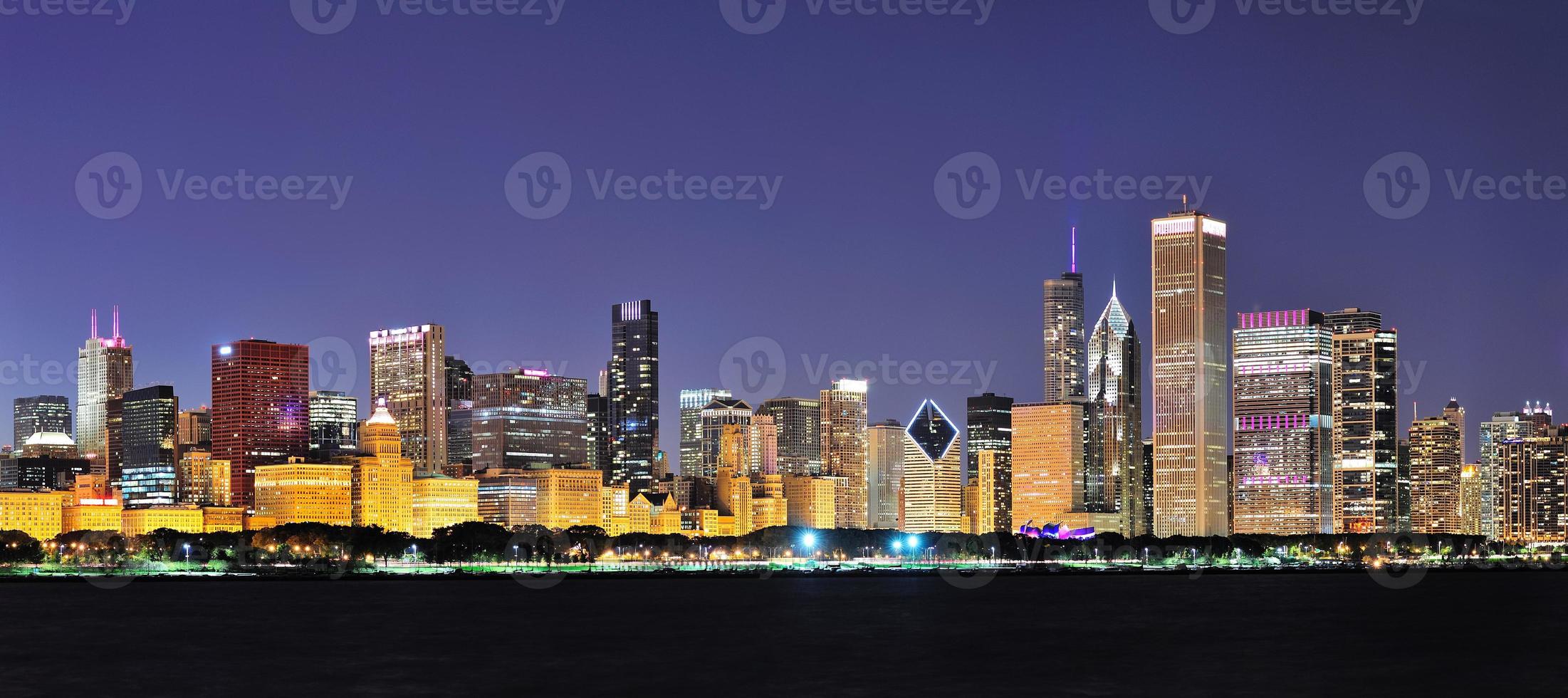 panorama da noite de chicago foto