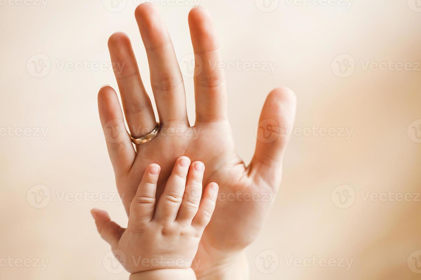 palma da mão na palma da mãe. foto