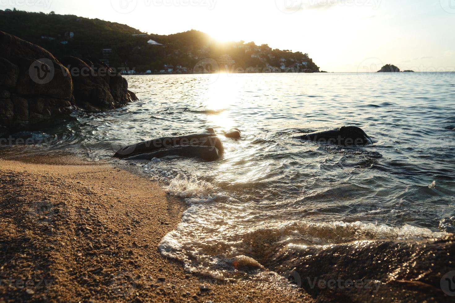 pôr do sol no mar na ilha foto