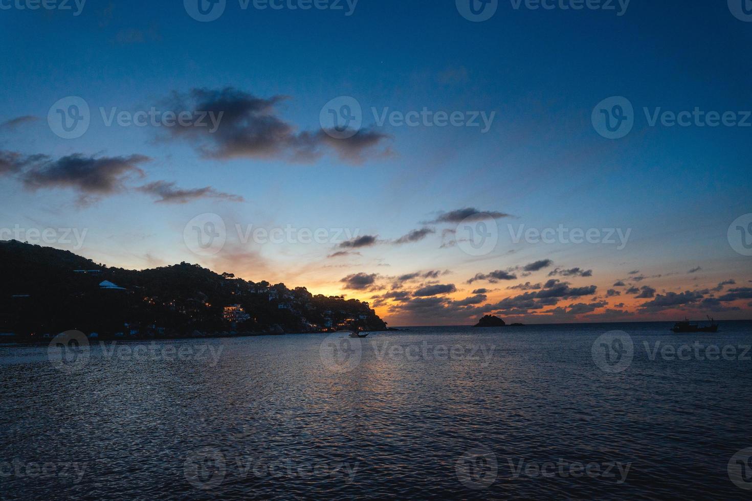 pôr do sol no mar na ilha foto