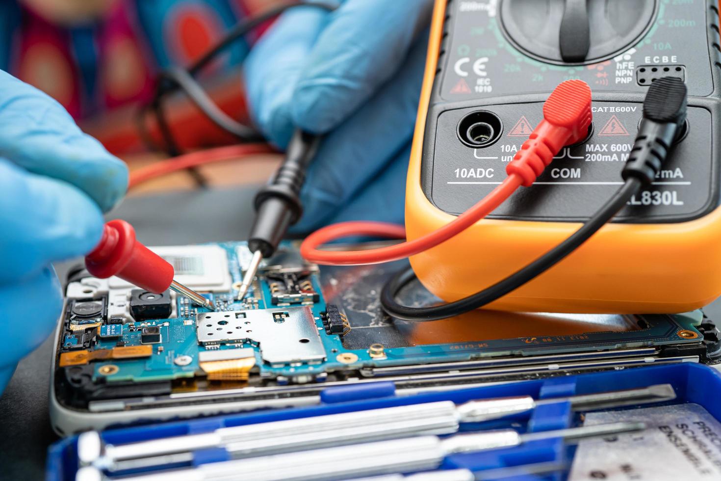 técnico que repara dentro do telefone móvel com ferro de solda circuito integrado. o conceito de dados, hardware, tecnologia. foto