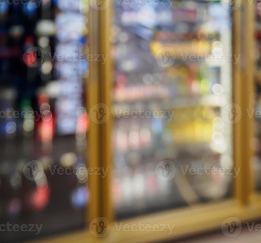 prateleiras de geladeira de supermercado com produtos de bebidas foto