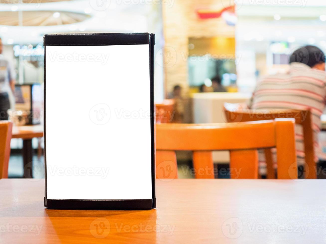 simular o quadro de menu branco em branco na mesa do restaurante café foto