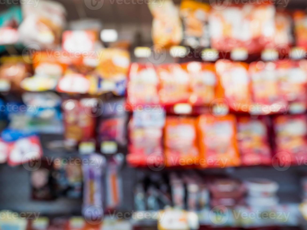 desfoque prateleiras de produtos de lanche de comida na loja de conveniência do supermercado para segundo plano foto