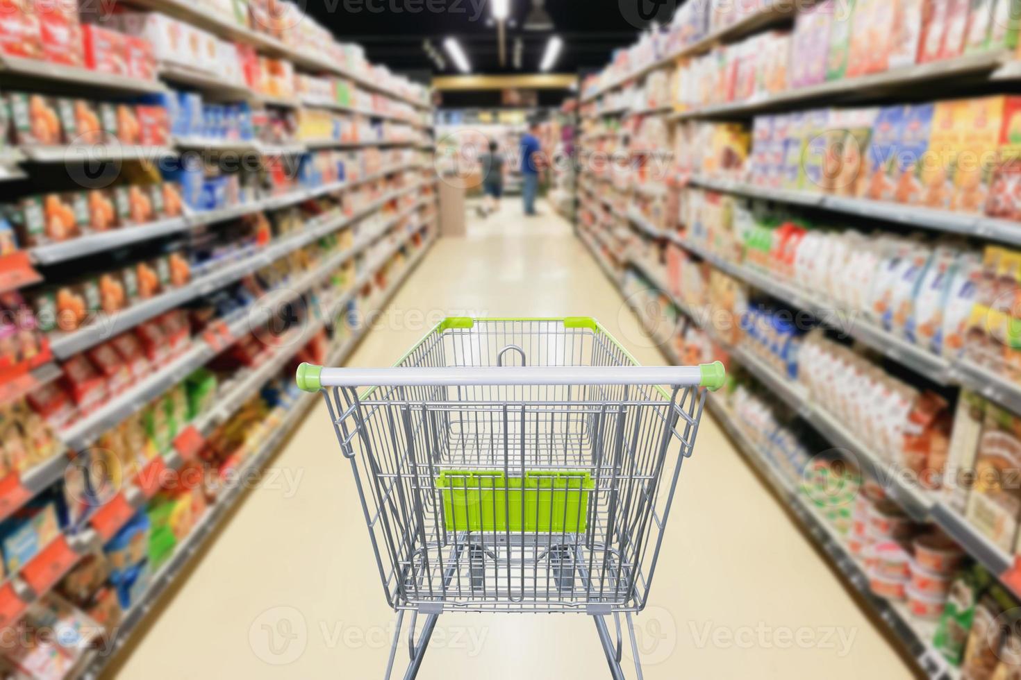 corredor de supermercado com conceito de negócio de carrinho de compras vazio foto