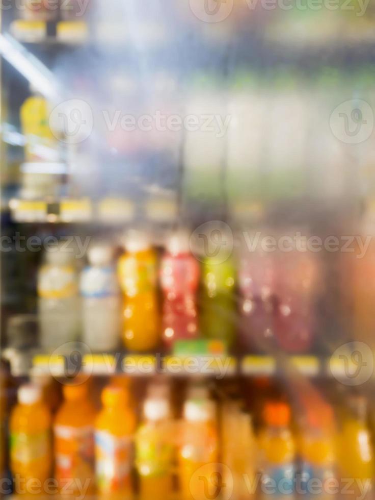 borrar garrafas de bebidas mostrando nas prateleiras do freezer do supermercado foto