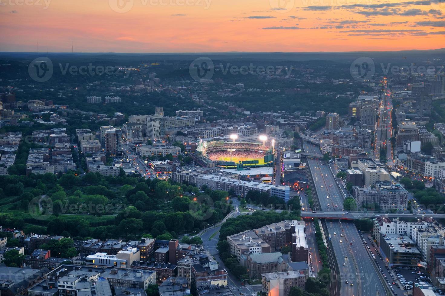 Boston vista aérea ao pôr do sol foto