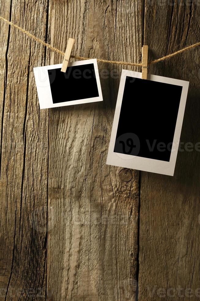 fotografias em branco na parede de madeira velha foto