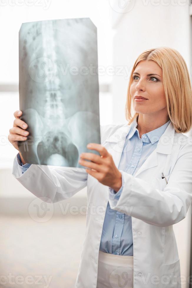 médico examinando raios-x. foto