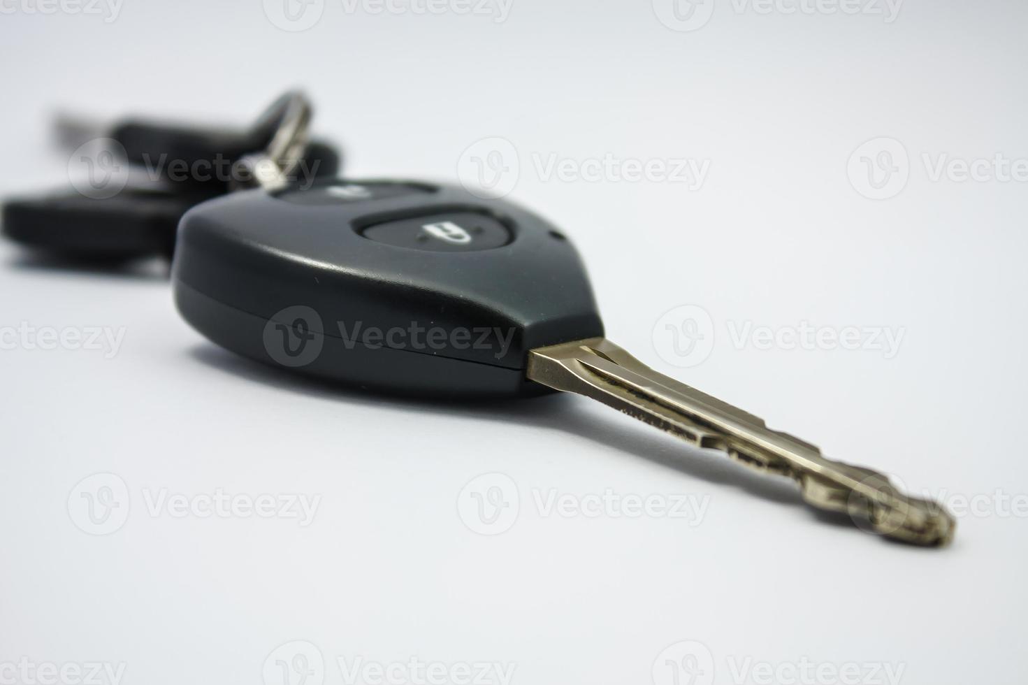 chave do carro isolada no fundo branco foto