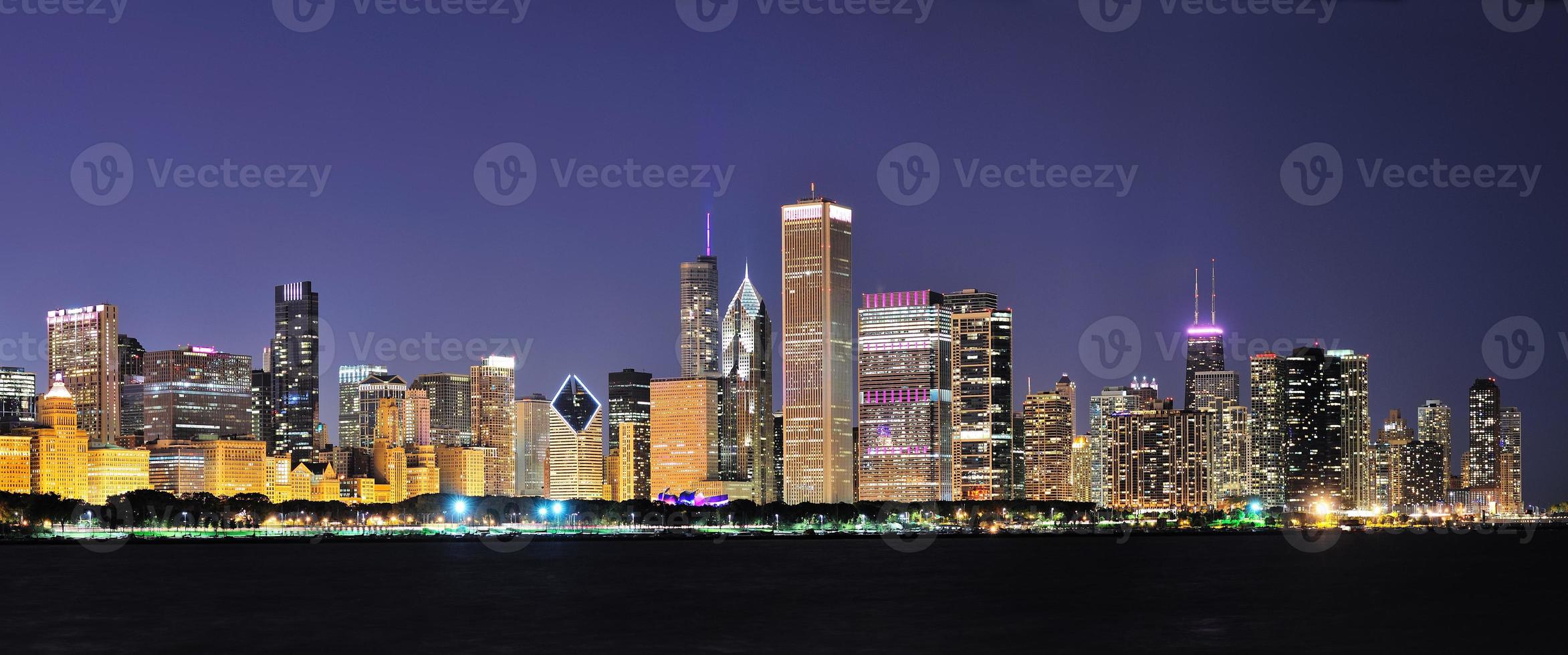 panorama da noite de chicago foto