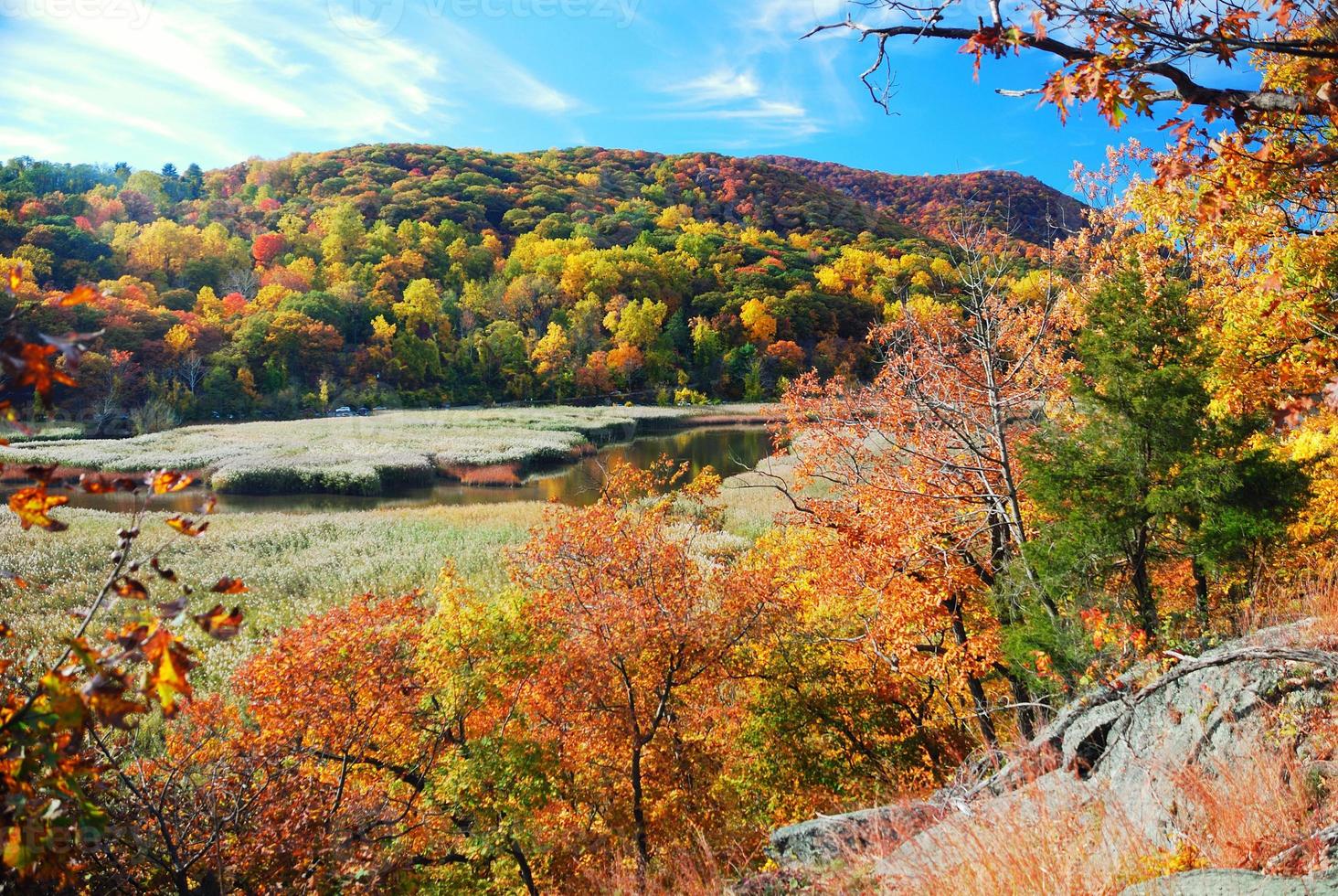 outono montanha com lago foto