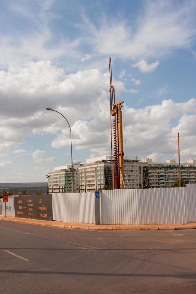 brasilia, brasil 13 de junho de 2022 um bate-estacas maquinaria pesada sendo usada para cavar buraco para suporte estrutural de novos prédios comerciais e de apartamentos no bloco 511 do noroeste de brasilia foto