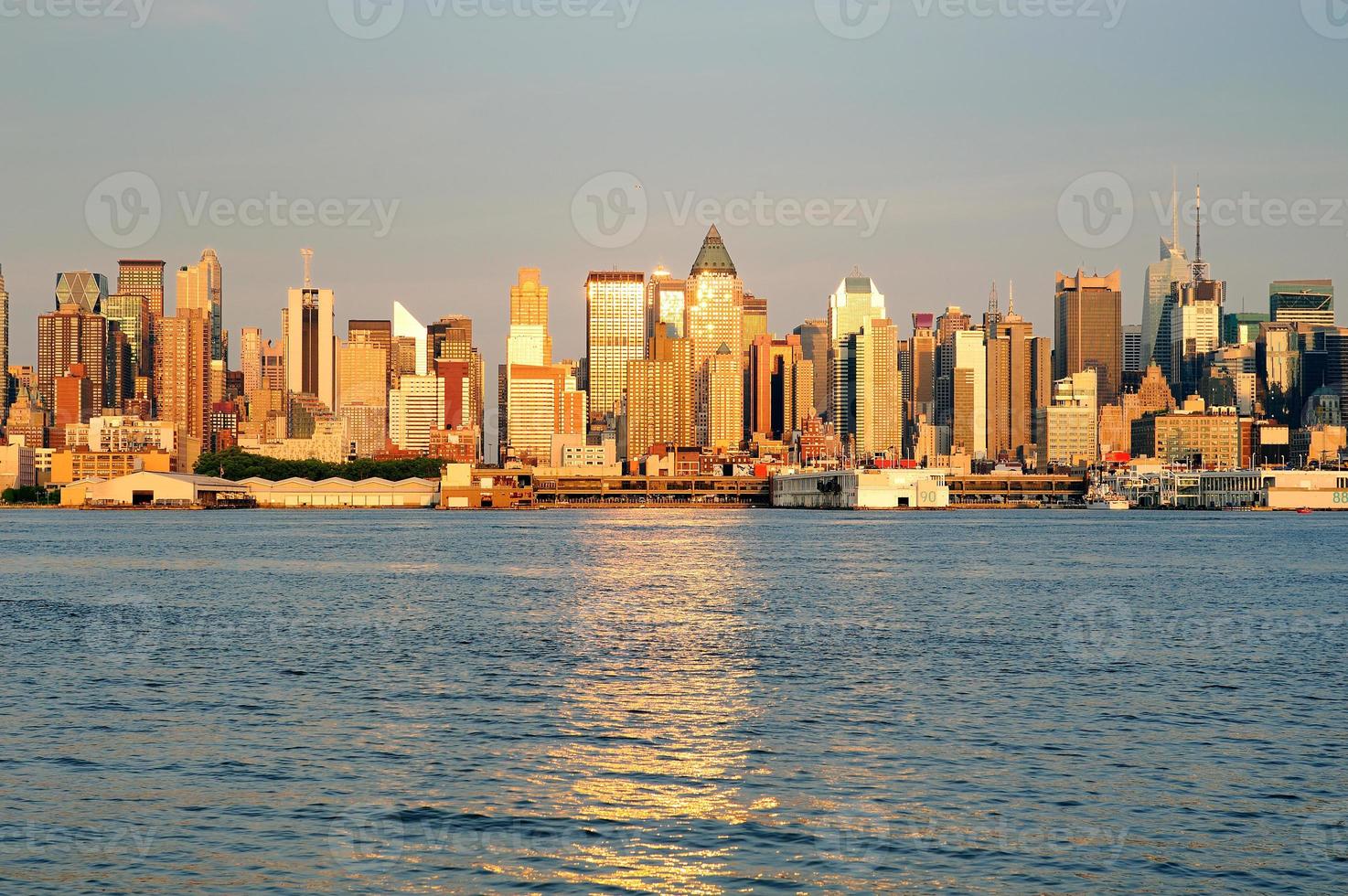 cidade de nova york manhattan ao pôr do sol sobre o rio hudson foto