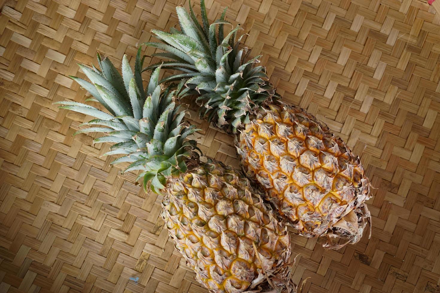 frutos de abacaxi após a colheita. O abacaxi é uma fruta tropical rica em vitaminas, enzimas e antioxidantes. eles podem ajudar a impulsionar o sistema imunológico. foto grátis