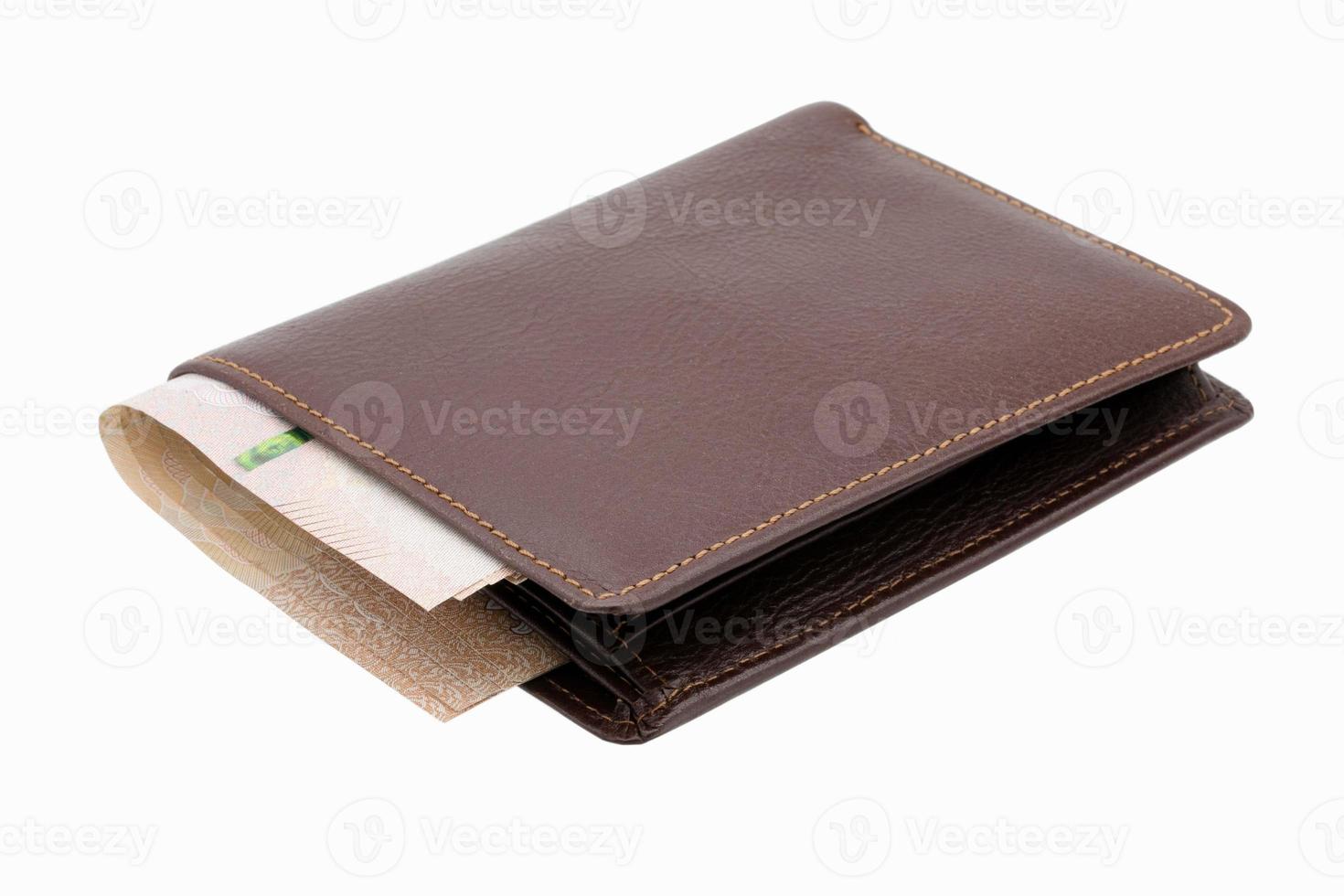 carteira de couro genuíno marrom com notas isoladas no fundo branco. foto