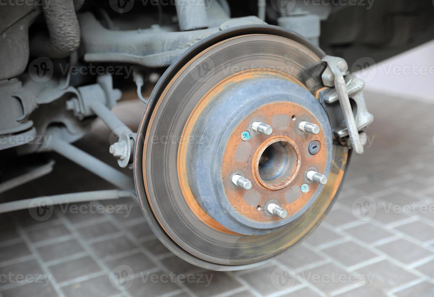freio a disco e pinça em processo de substituição de pneus novos foto