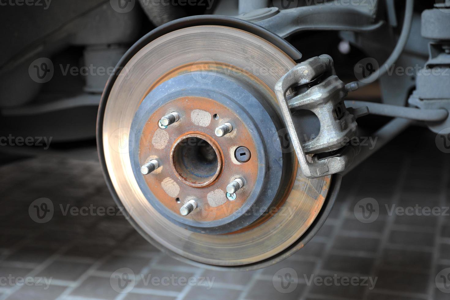 freio a disco e pinça em processo de substituição de pneus novos foto