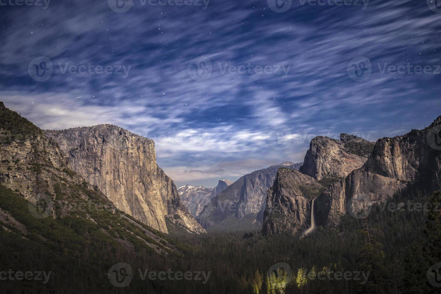 vale de yosemite visto do túnel durante uma noite de lua cheia com nuvens passageiras, ca, eua foto