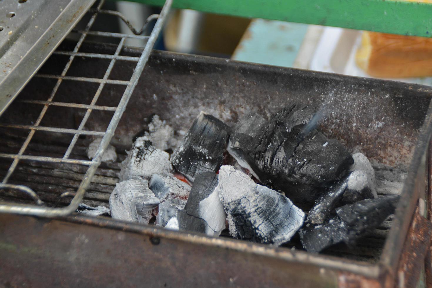 fogo queimando carvão no fogão a carvão. foto