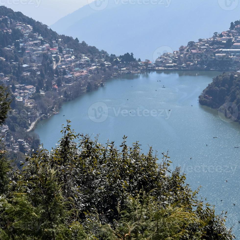 vista completa do lago naini durante a noite perto da estrada do shopping em nainital, uttarakhand, índia, bela vista do lago nainital com montanhas e céu azul foto