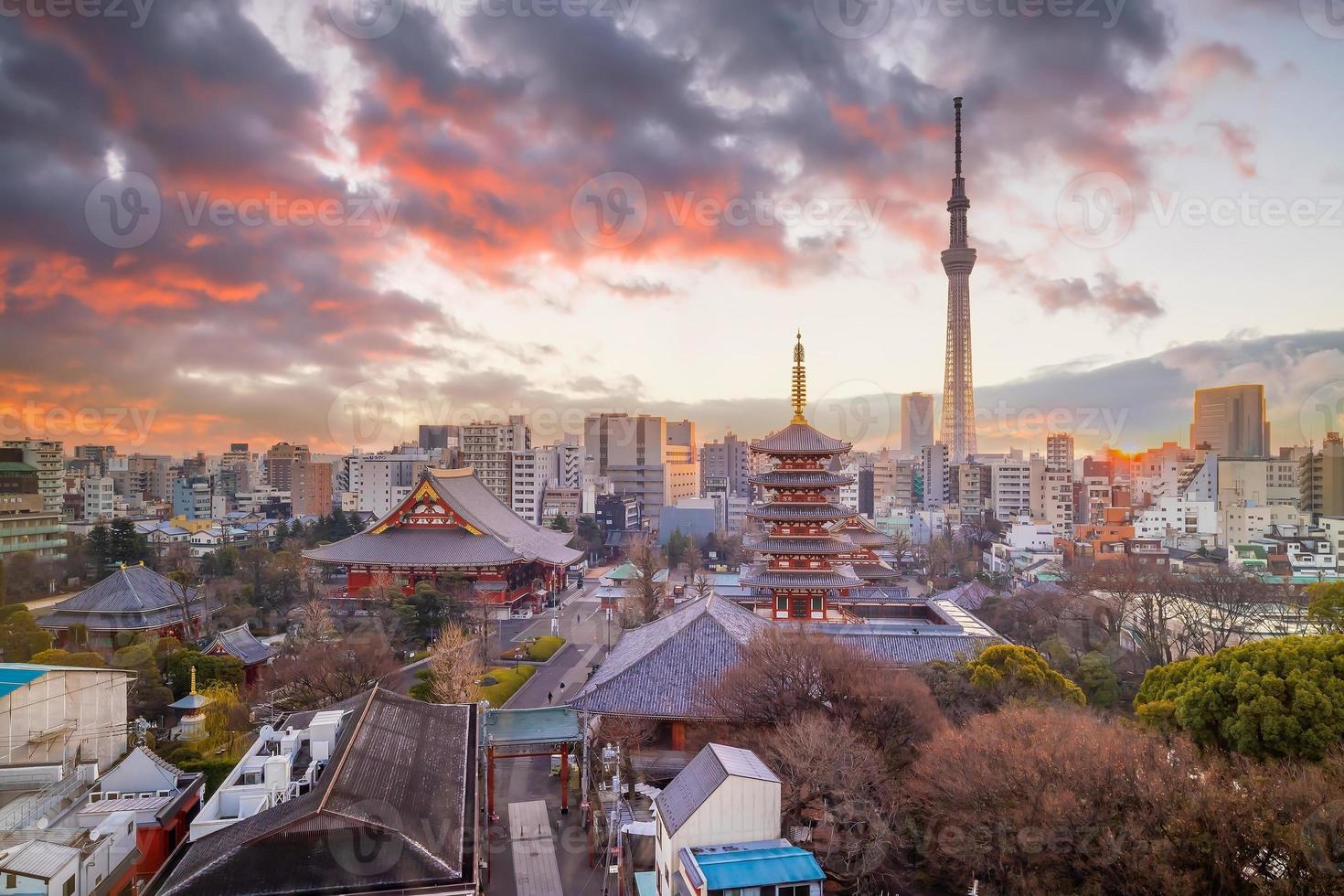 vista da paisagem urbana do horizonte da cidade de Tóquio ao pôr do sol foto