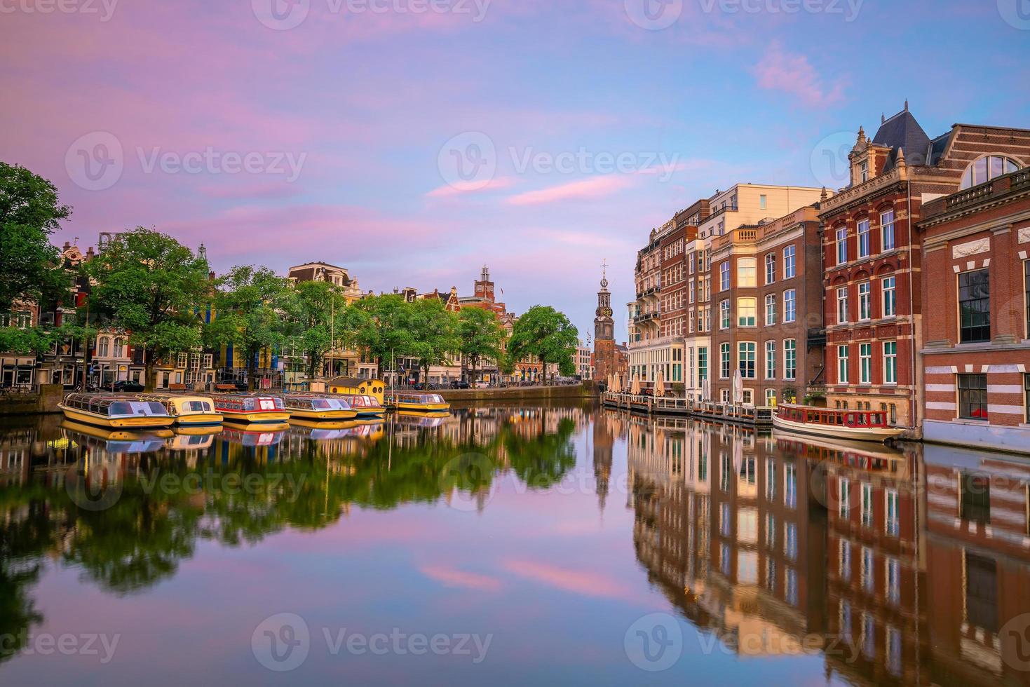 skyline do centro da cidade de amsterdã. paisagem urbana na holanda foto