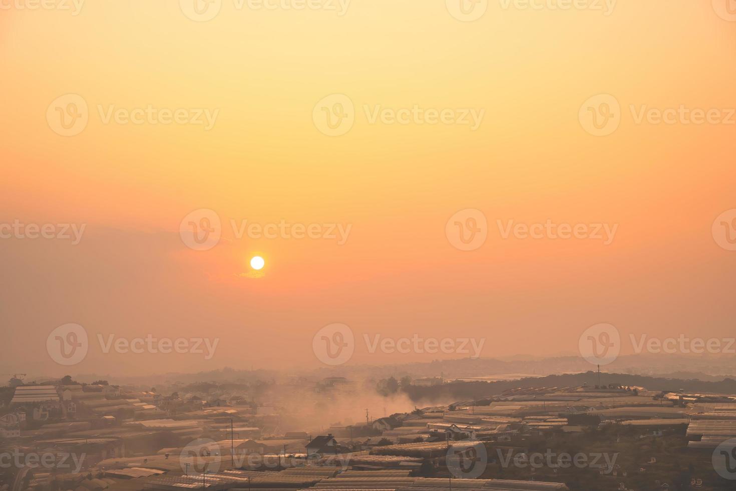 incrível paisagem por do sol no vale da estufa agrícola na cidade da lat. a luz da estufa para crescer flores em da lat. conceito de viagem e paisagem foto