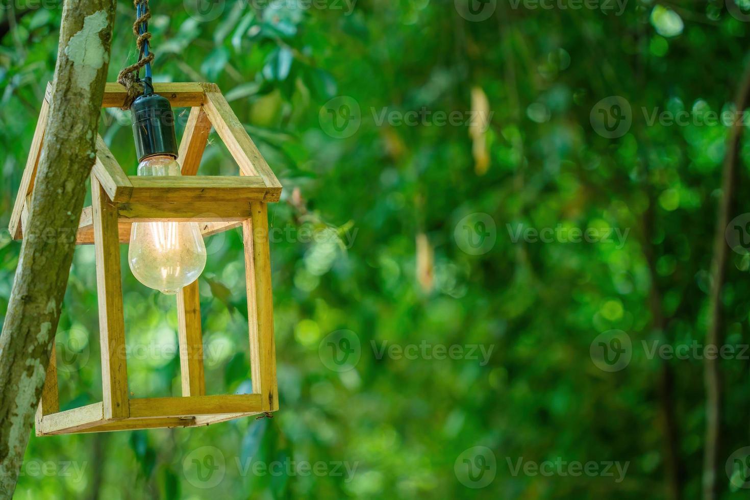 feche várias lâmpadas led em fundo verde bokeh. economizando energia, conceito ecológico. ftat lay, copie o espaço. as lâmpadas encontram-se em uma fileira. foto