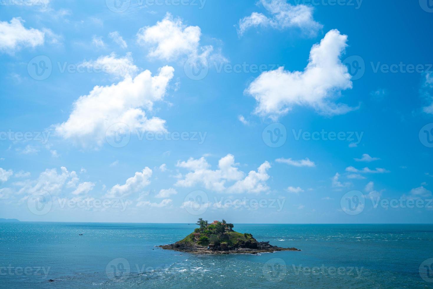 hon ba temple língua vietnamita é mieu hon ba é um pequeno pagode na ilha na cidade de vung tau, vietnã. pessoas andando na rocha para visitar o templo no meio do mês. foto